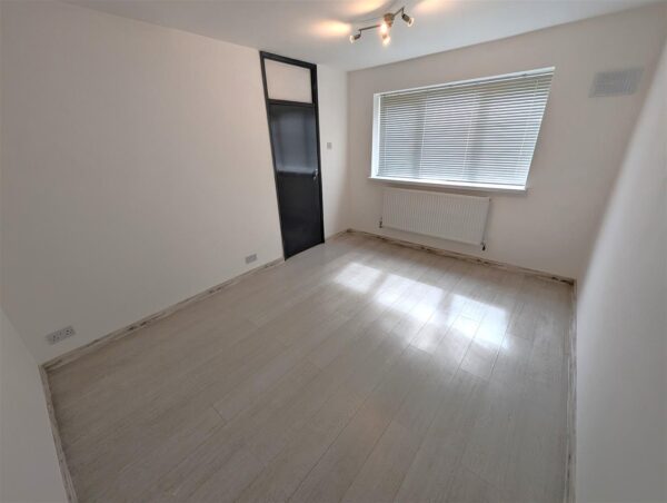 Willow Brook Road, Corby