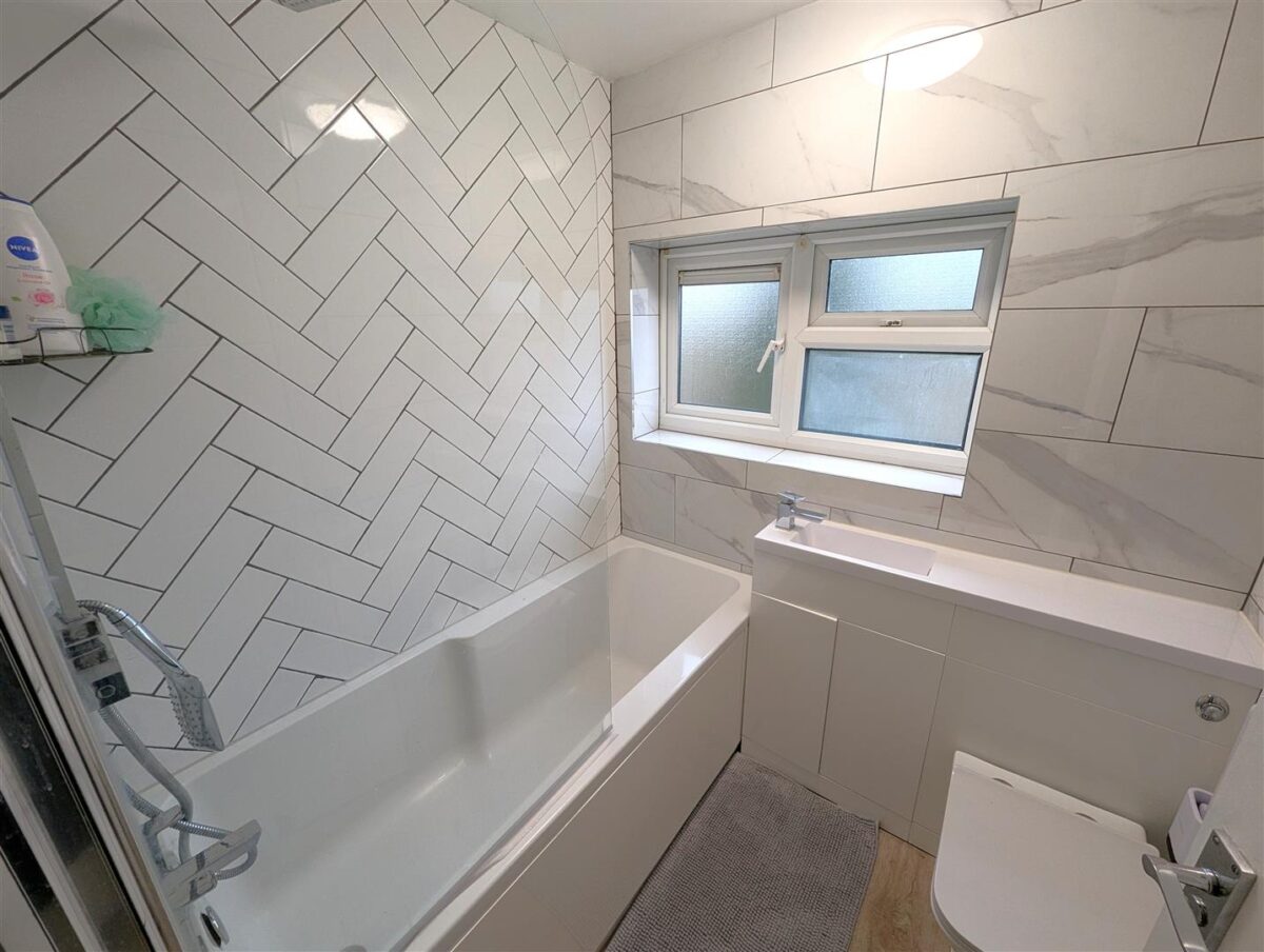 Counts Farm Road, Corby