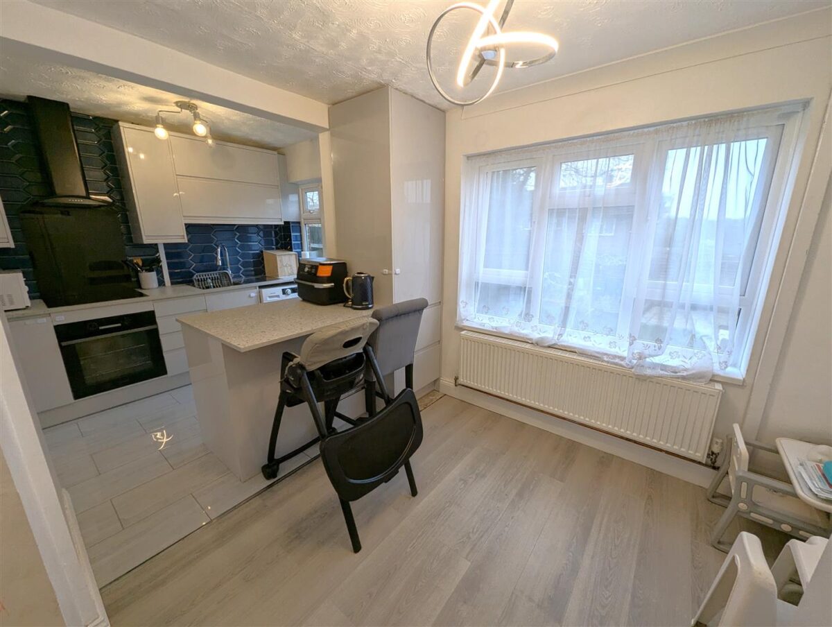 Counts Farm Road, Corby