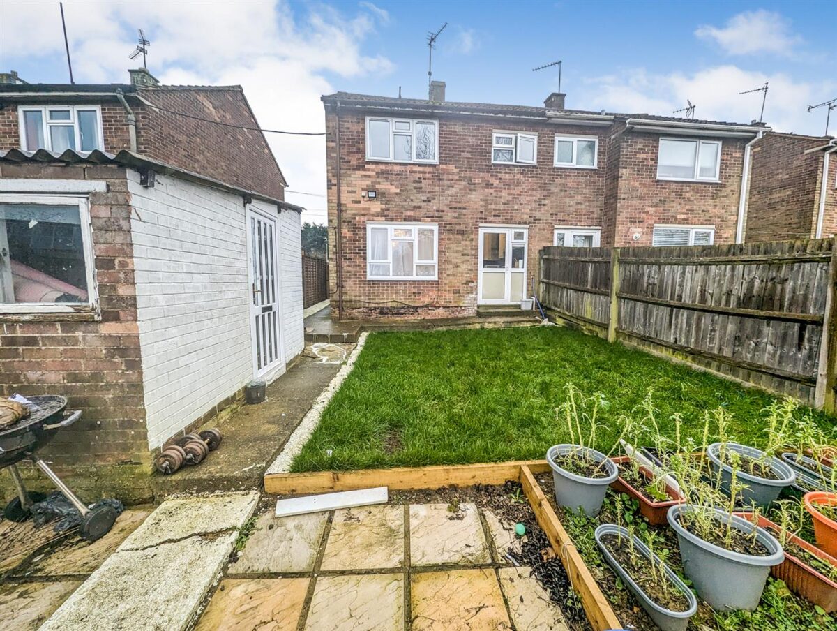 Counts Farm Road, Corby