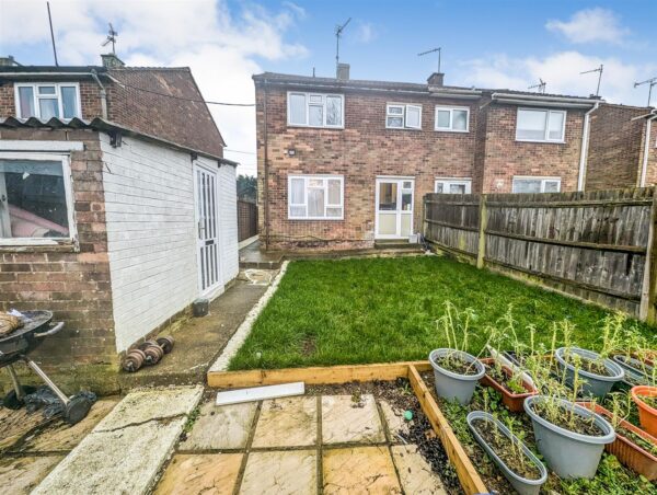 Counts Farm Road, Corby