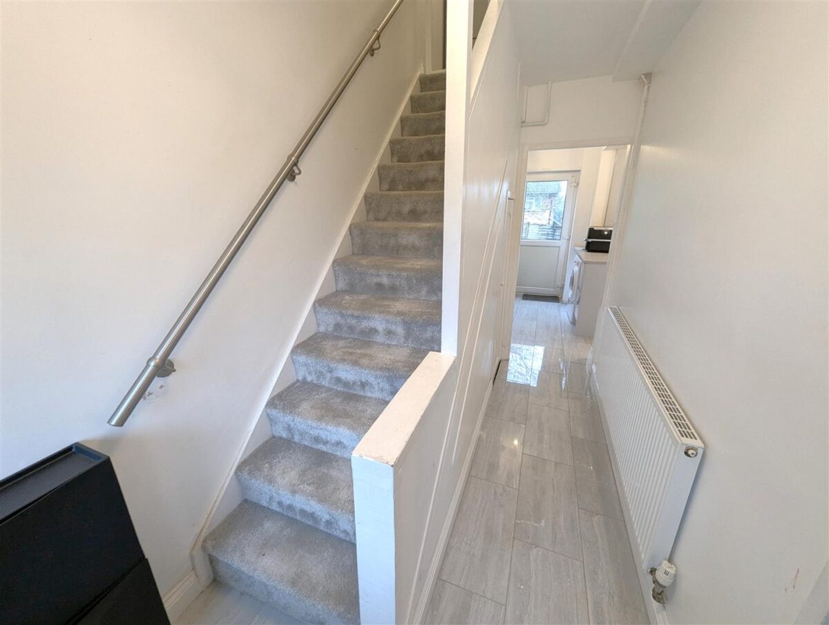 Counts Farm Road, Corby