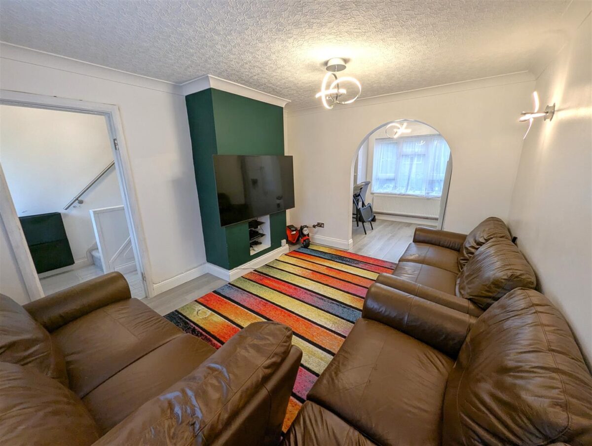 Counts Farm Road, Corby