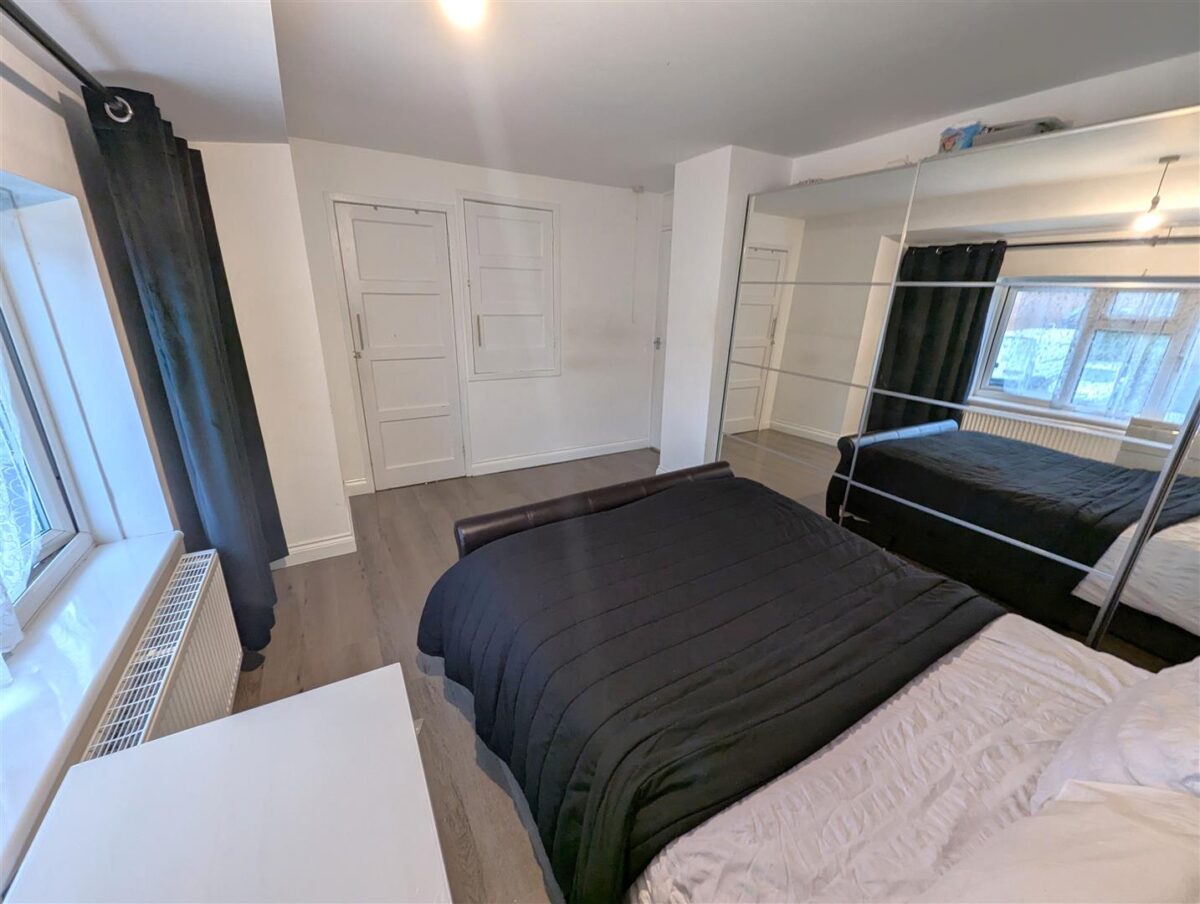 Counts Farm Road, Corby