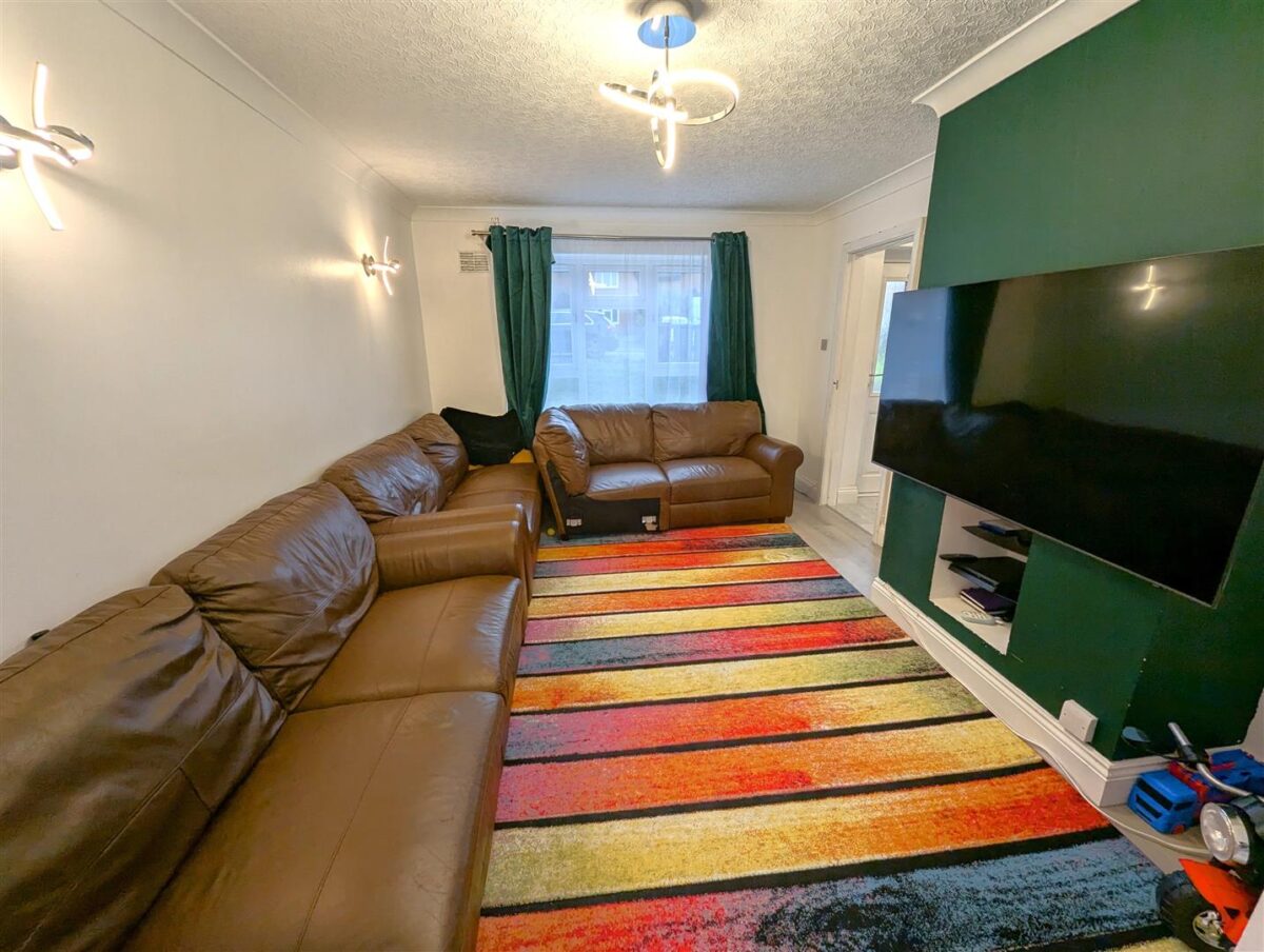 Counts Farm Road, Corby