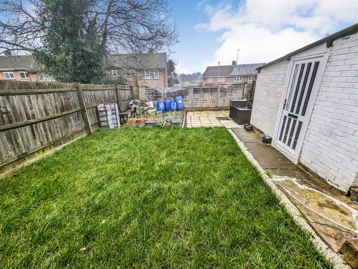 Counts Farm Road, Corby