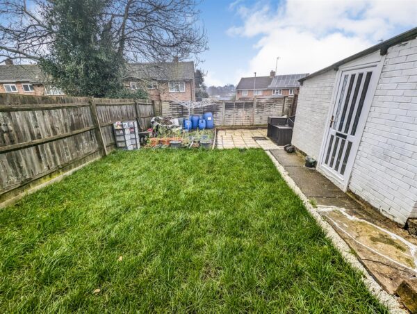 Counts Farm Road, Corby