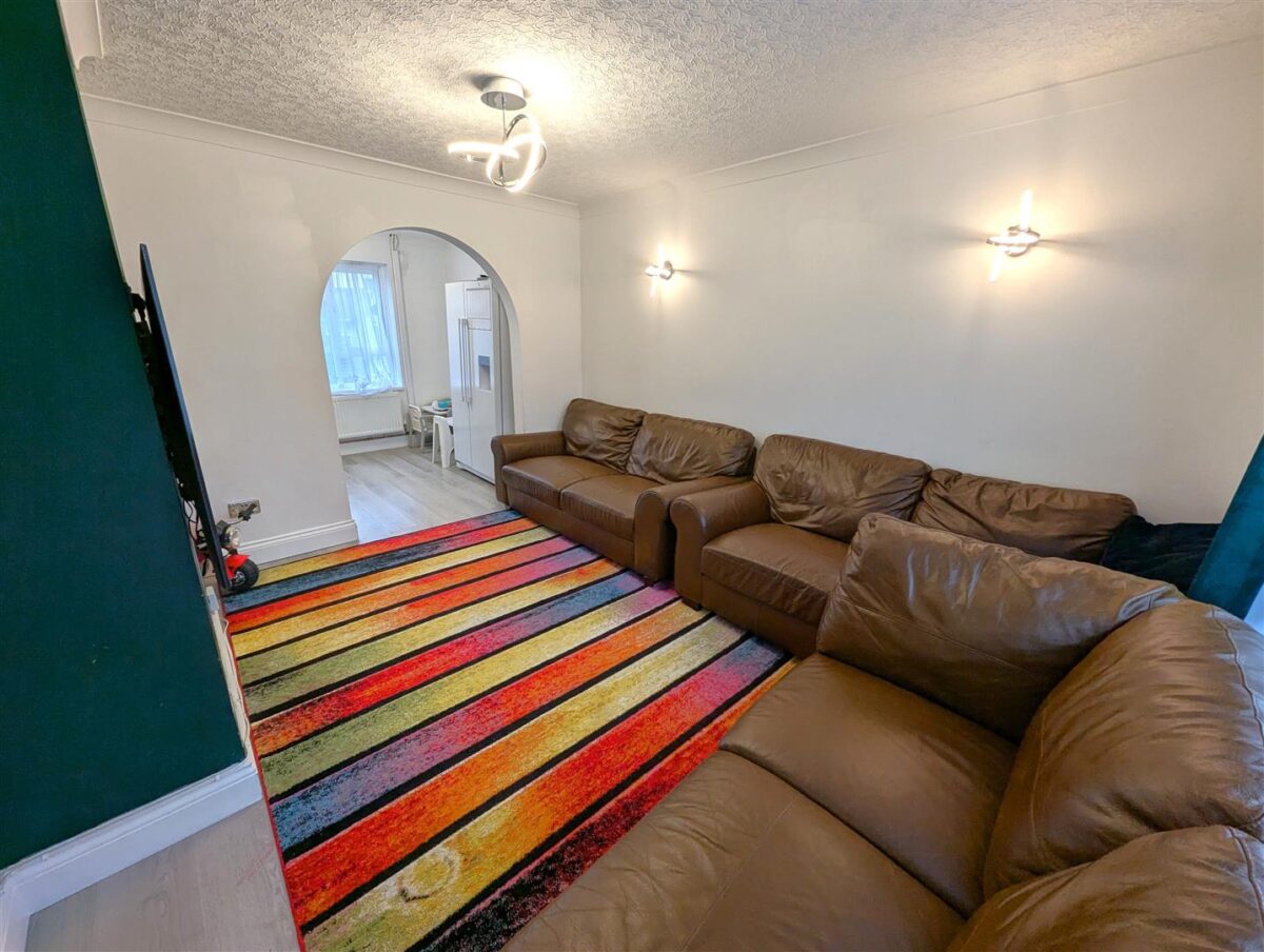 Counts Farm Road, Corby