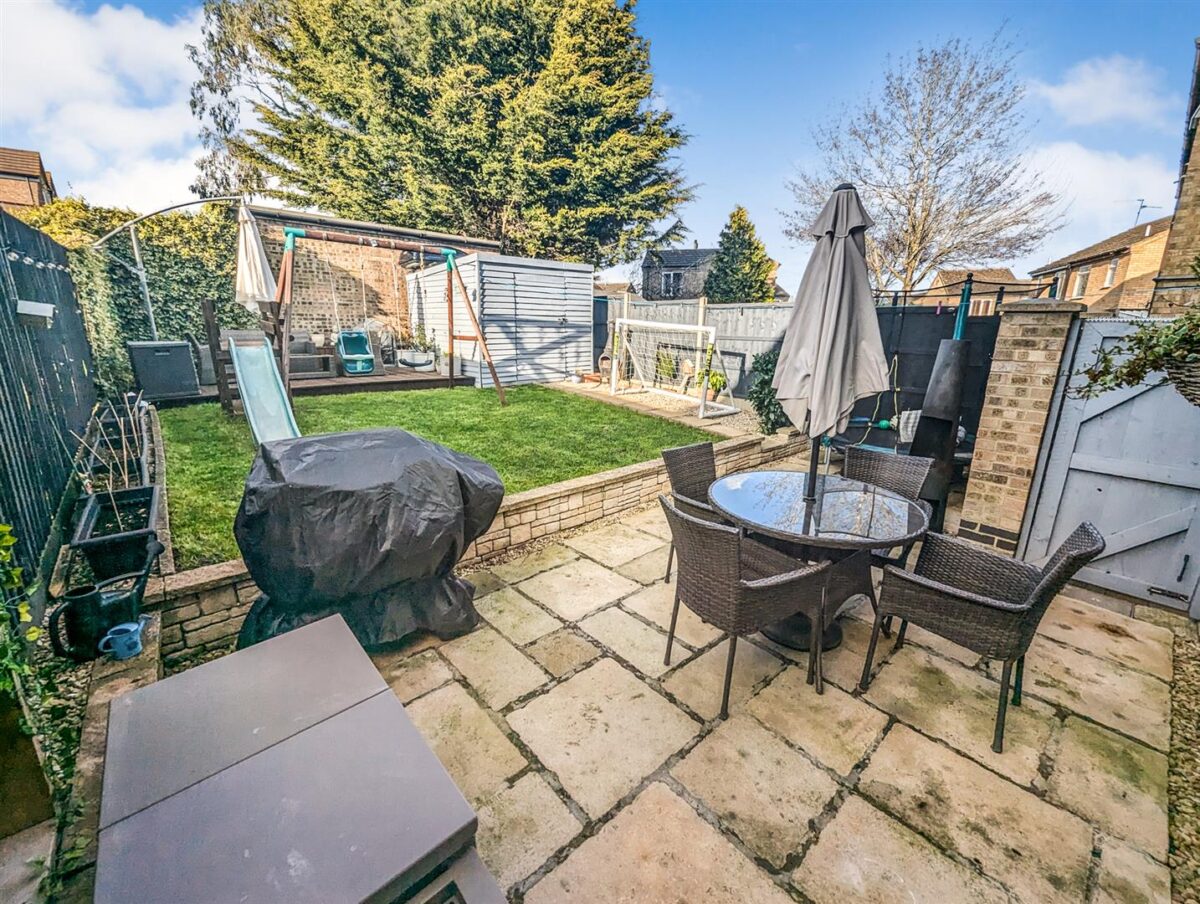 Larch Road, Corby