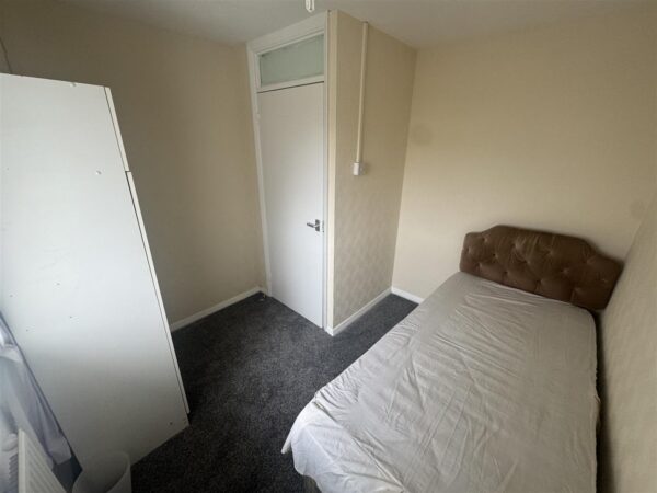 Farmstead Road, Corby