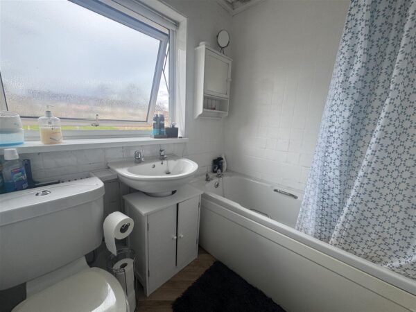 Farmstead Road, Corby