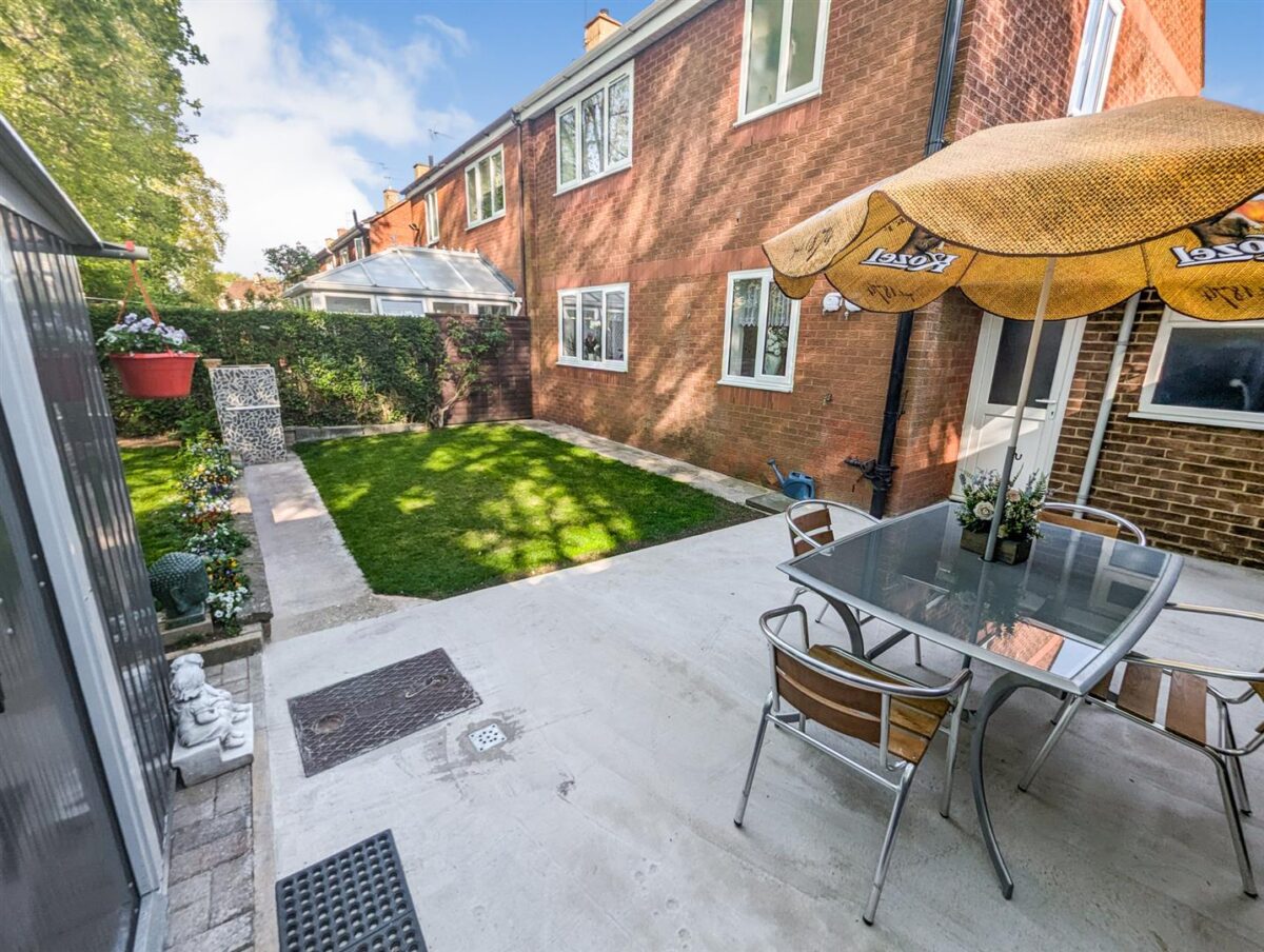 Willow Brook Road, Corby