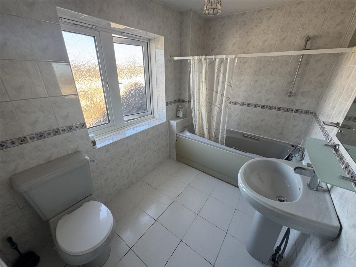 Counts Farm Road, Corby