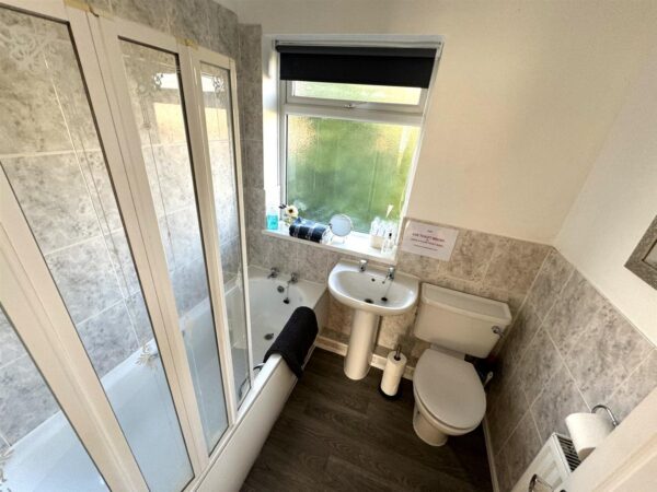 Willow Brook Road, Corby