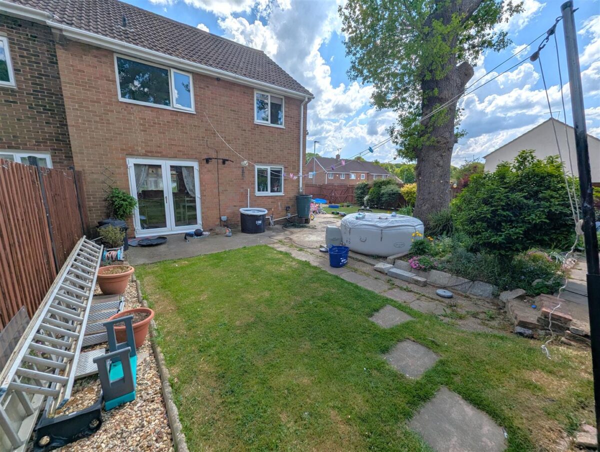 Farmstead Road, Corby