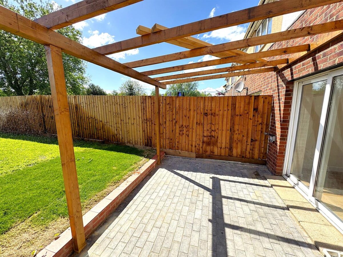 Lynton Grove, Corby