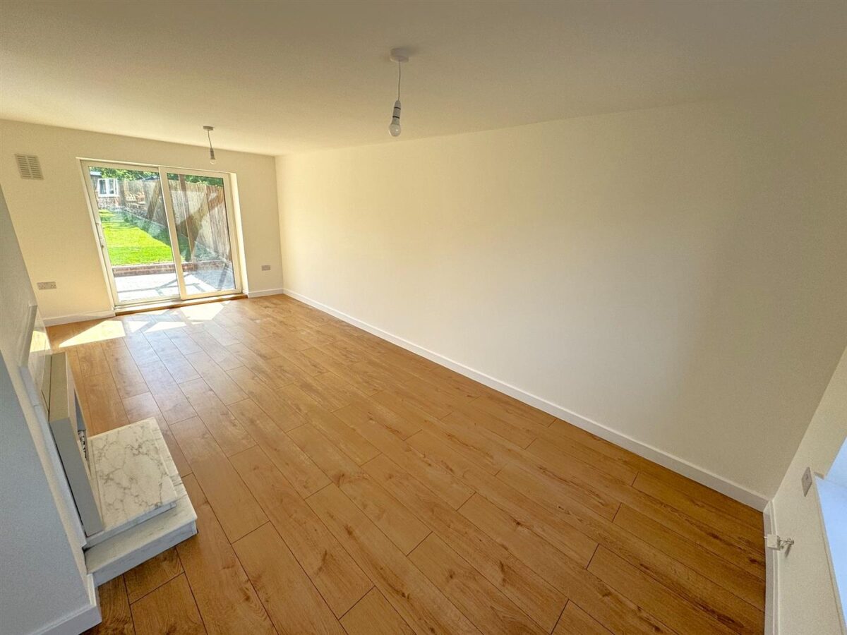Lynton Grove, Corby