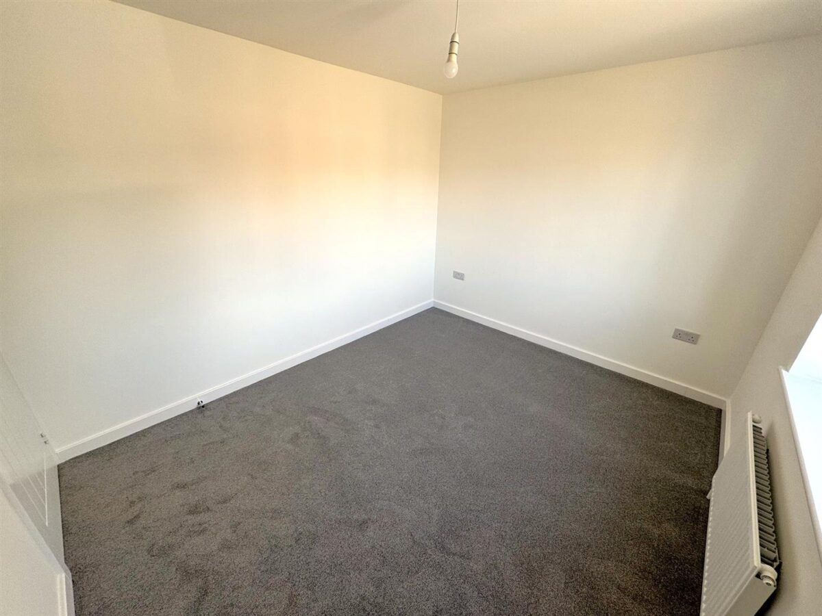 Lynton Grove, Corby
