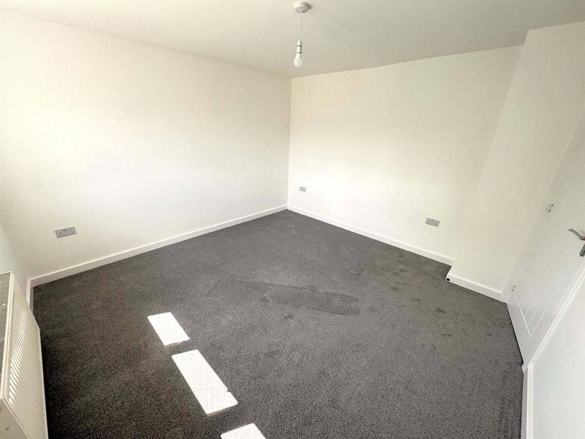 Lynton Grove, Corby