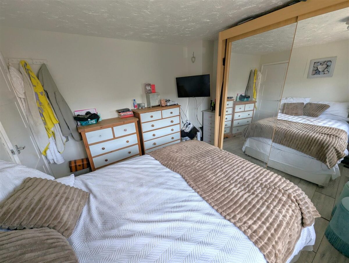 Farmstead Road, Corby