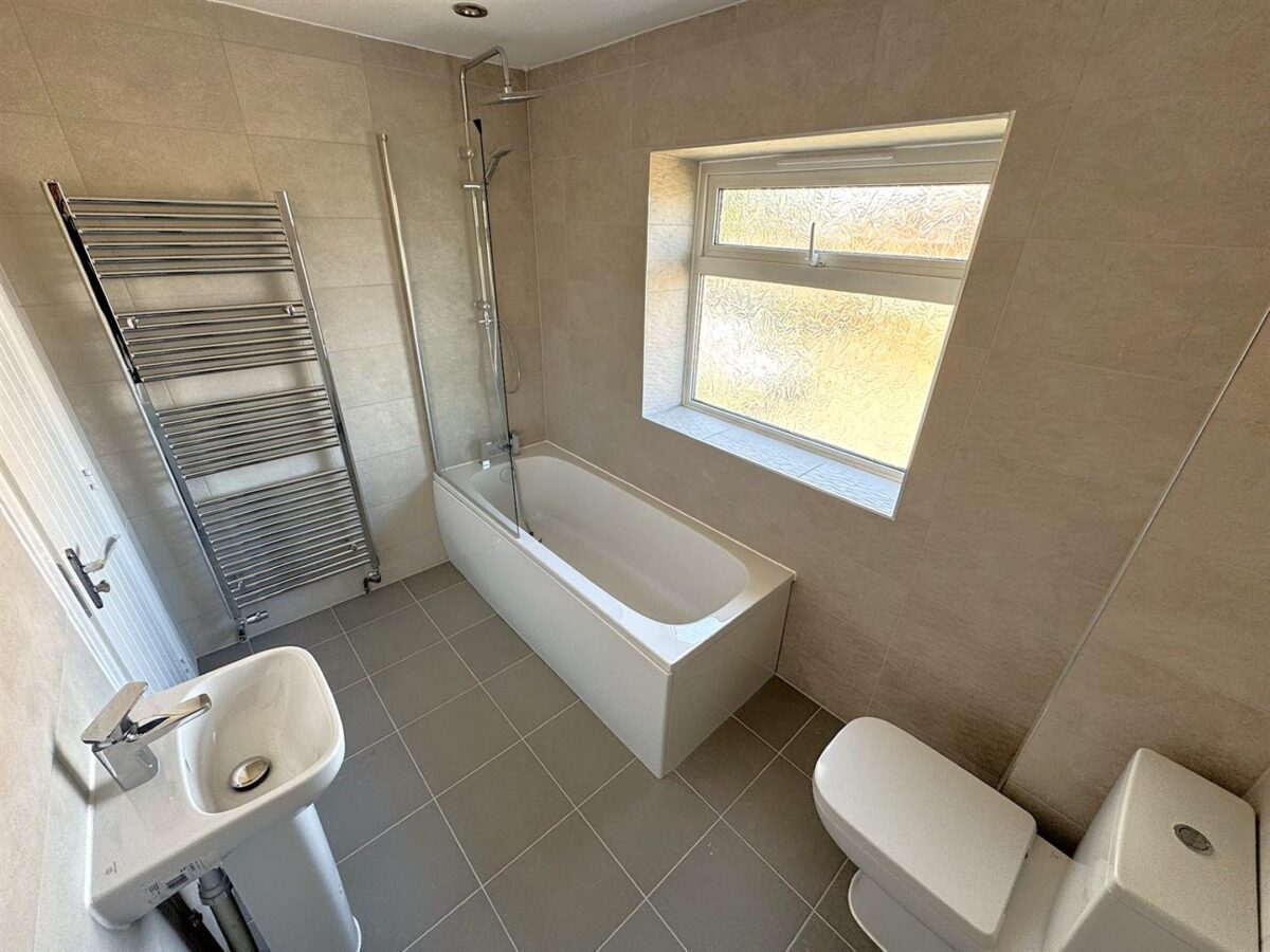 Lynton Grove, Corby