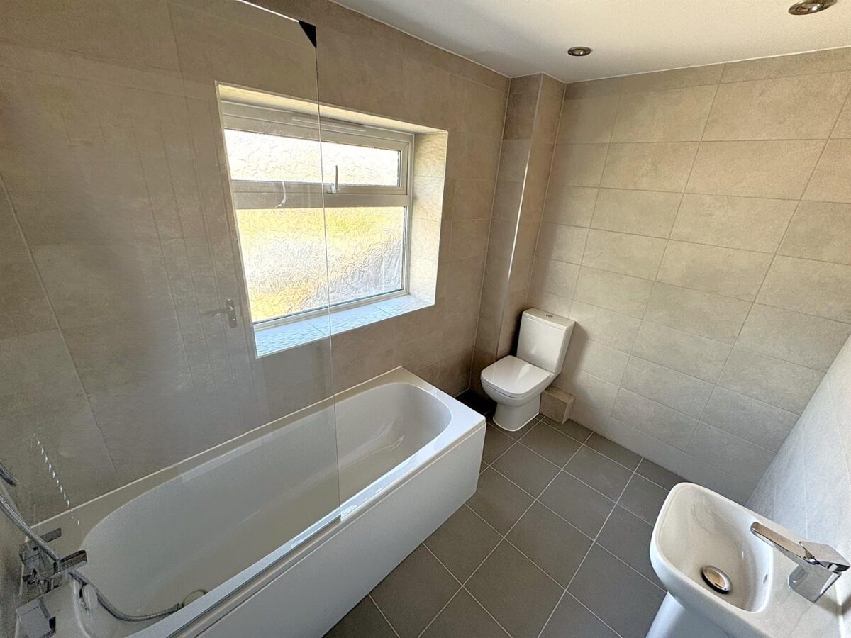 Lynton Grove, Corby