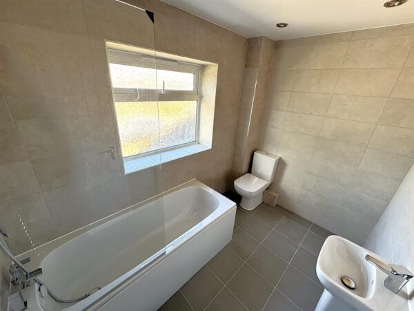 Lynton Grove, Corby