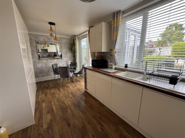 Collingwood Avenue, Corby