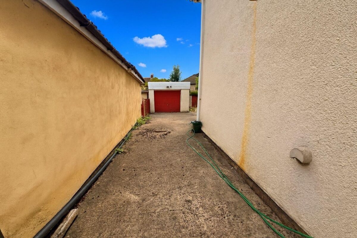 Willow Brook Road, Corby