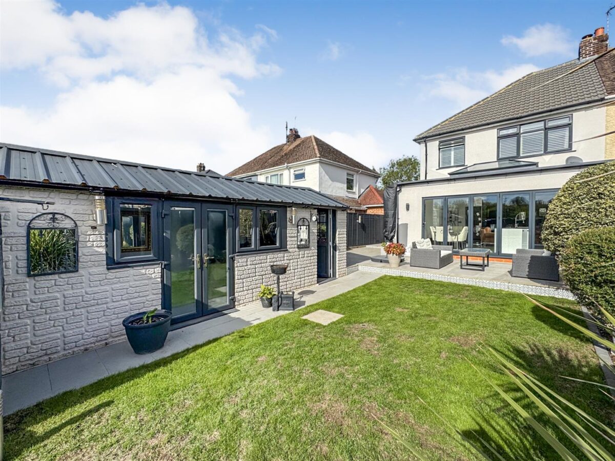 Corby Road, Weldon, Corby