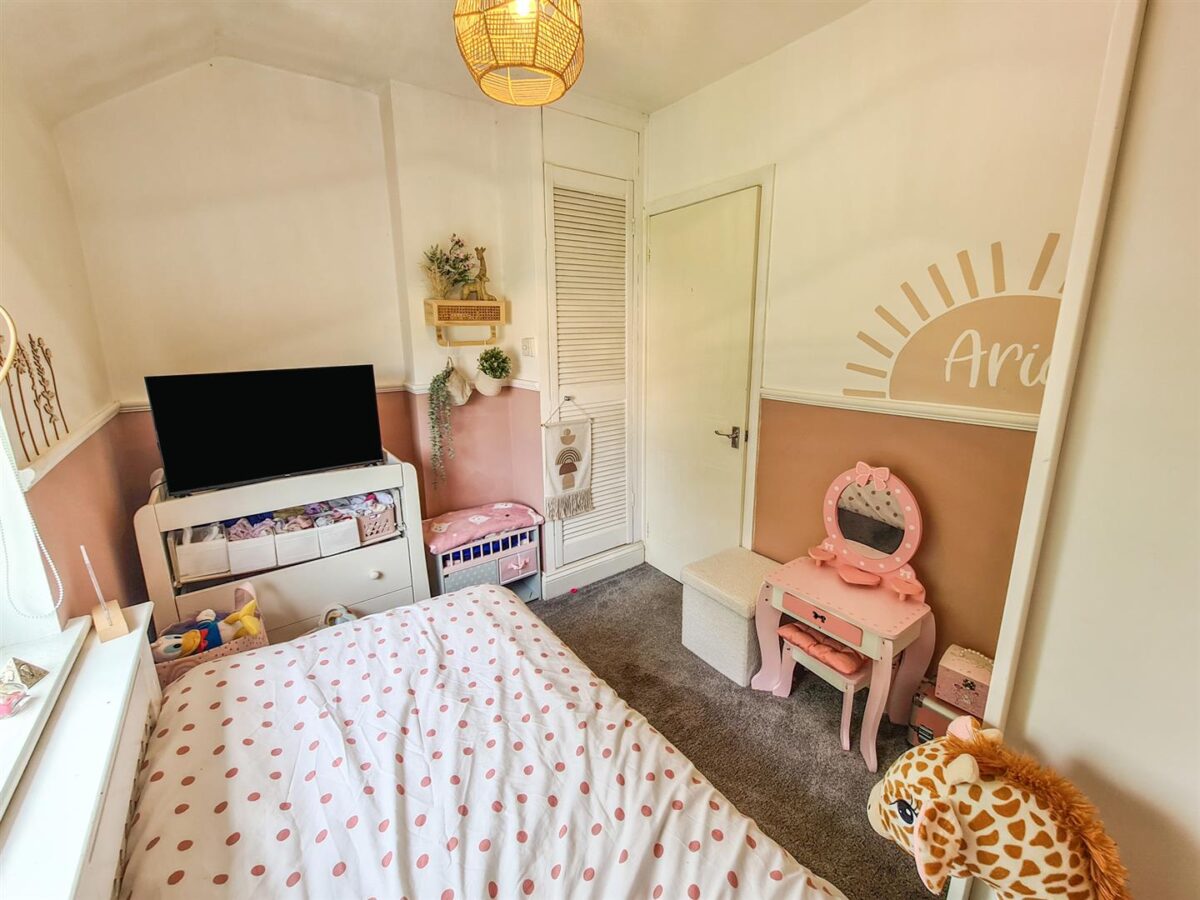 West Glebe Road, Corby