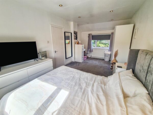 West Glebe Road, Corby