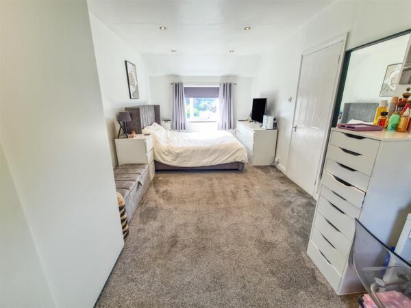 West Glebe Road, Corby