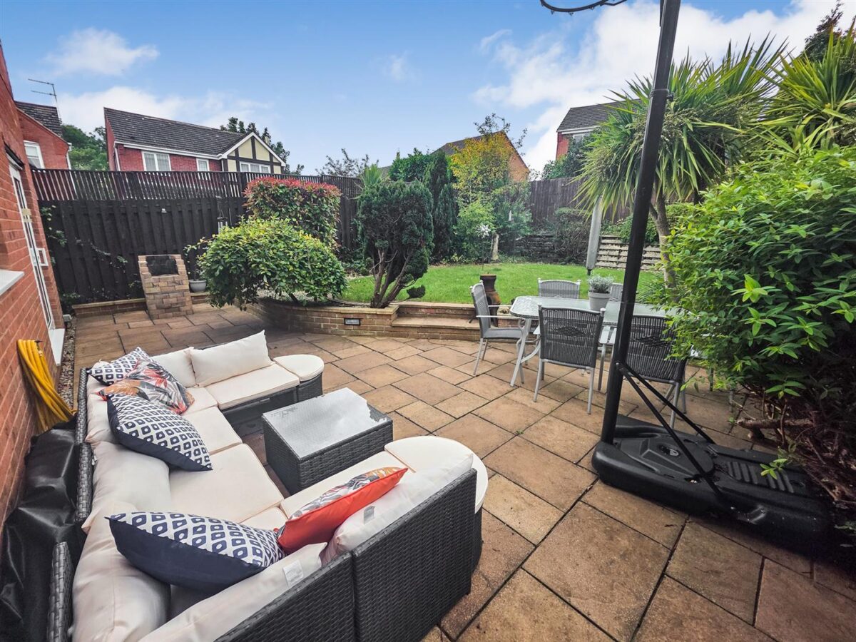 Denne Close, Corby