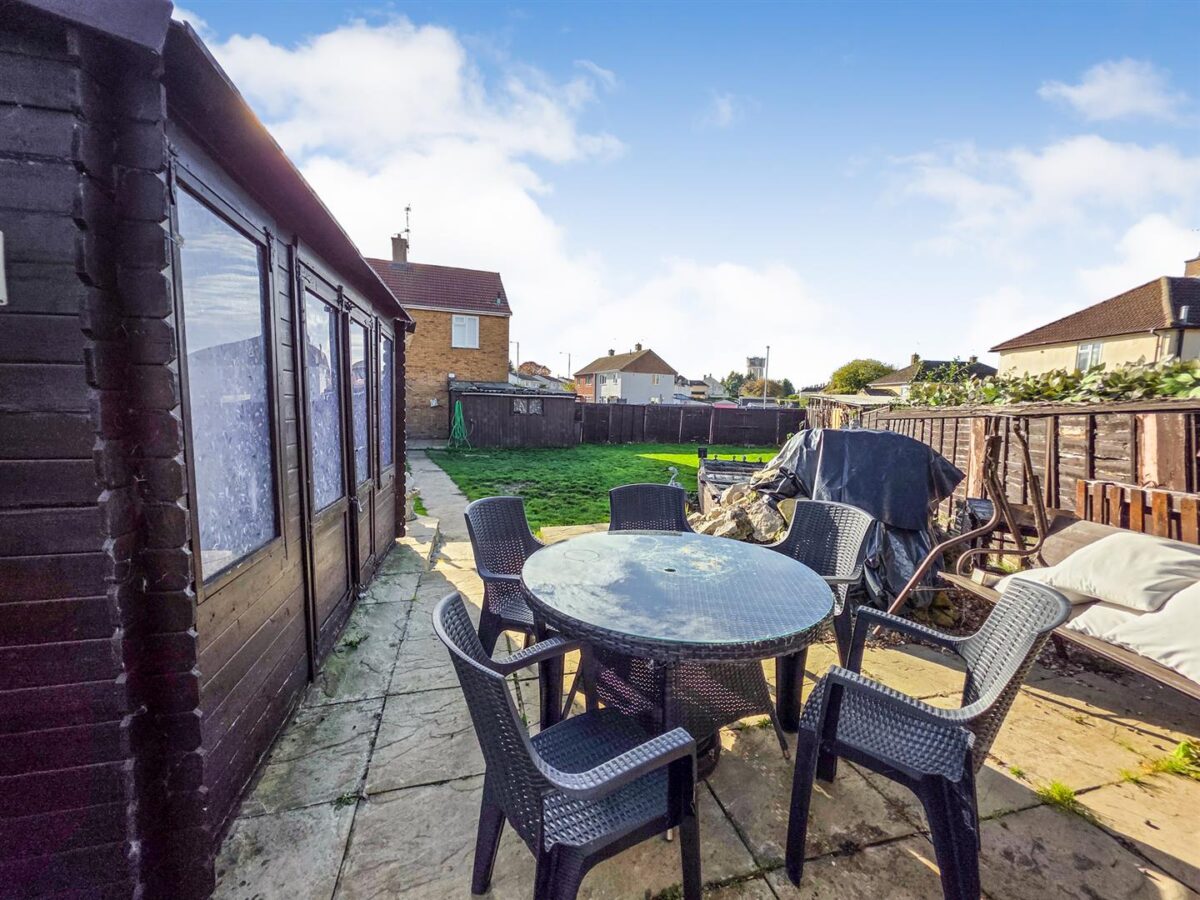 Willow Brook Road, Corby