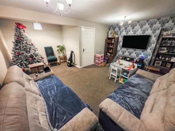 Fieldfare Close, Corby