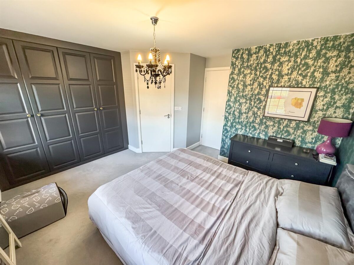 Outfield Close, Corby