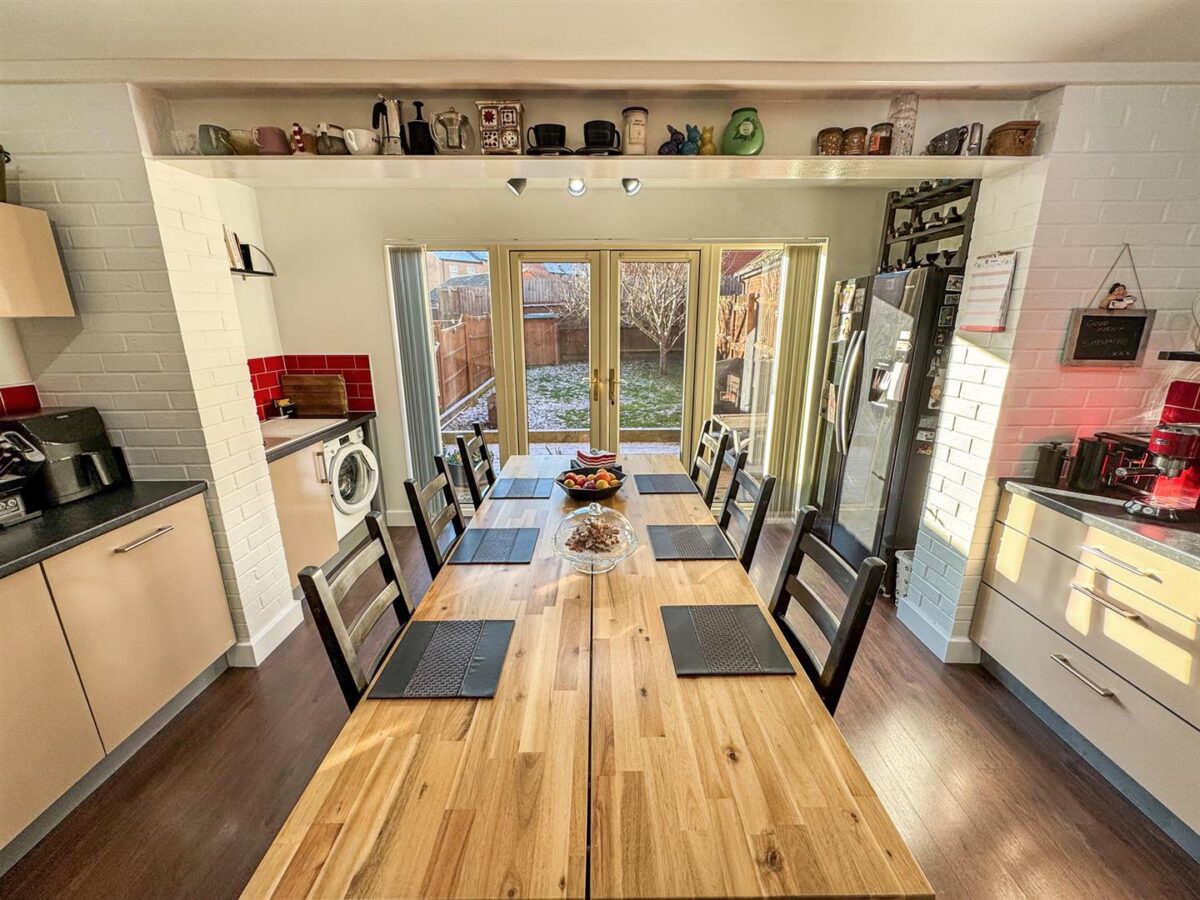 Outfield Close, Corby