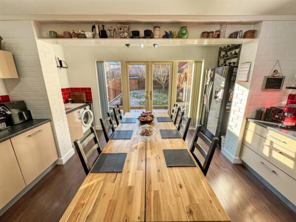 Outfield Close, Corby