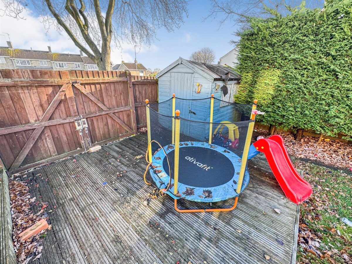 Farmstead Road, Corby