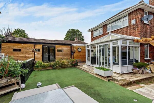 Capell Gardens, Corby