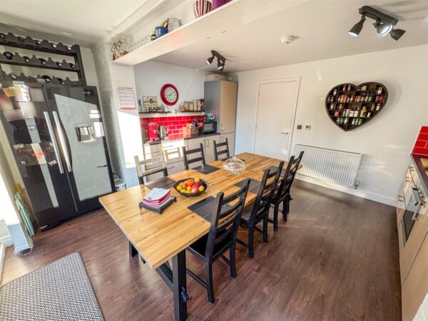 Outfield Close, Corby