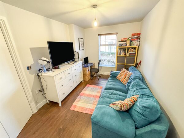 Outfield Close, Corby