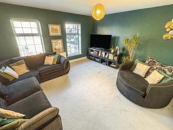 Outfield Close, Corby