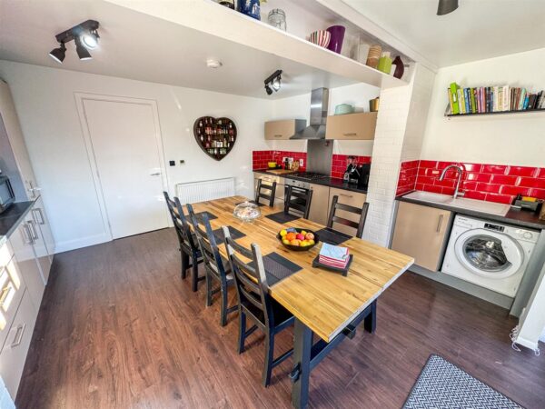 Outfield Close, Corby