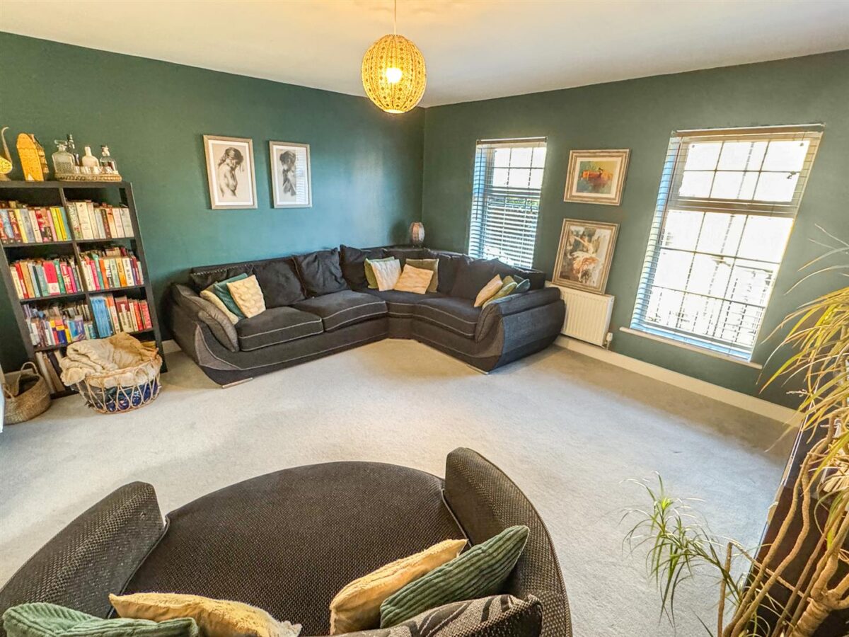 Outfield Close, Corby