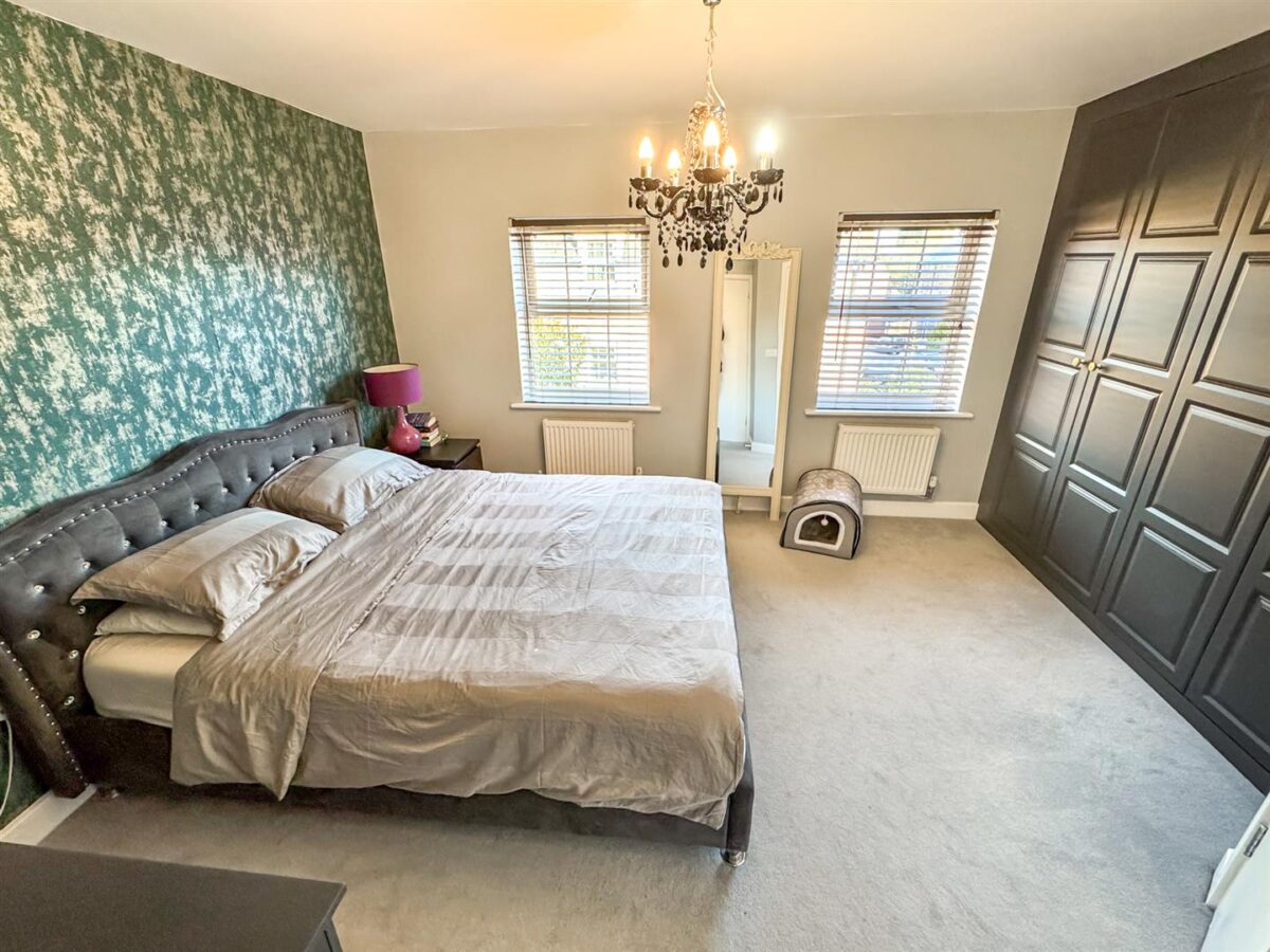 Outfield Close, Corby