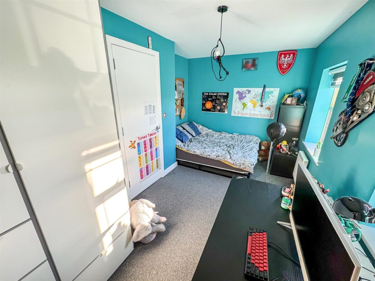 Outfield Close, Corby