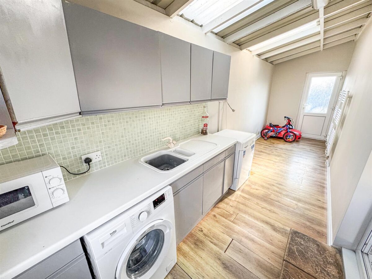 Farmstead Road, Corby