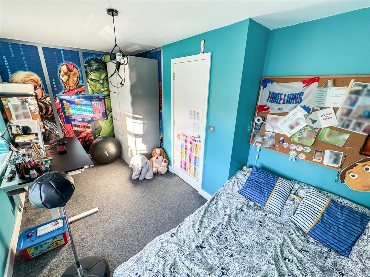 Outfield Close, Corby